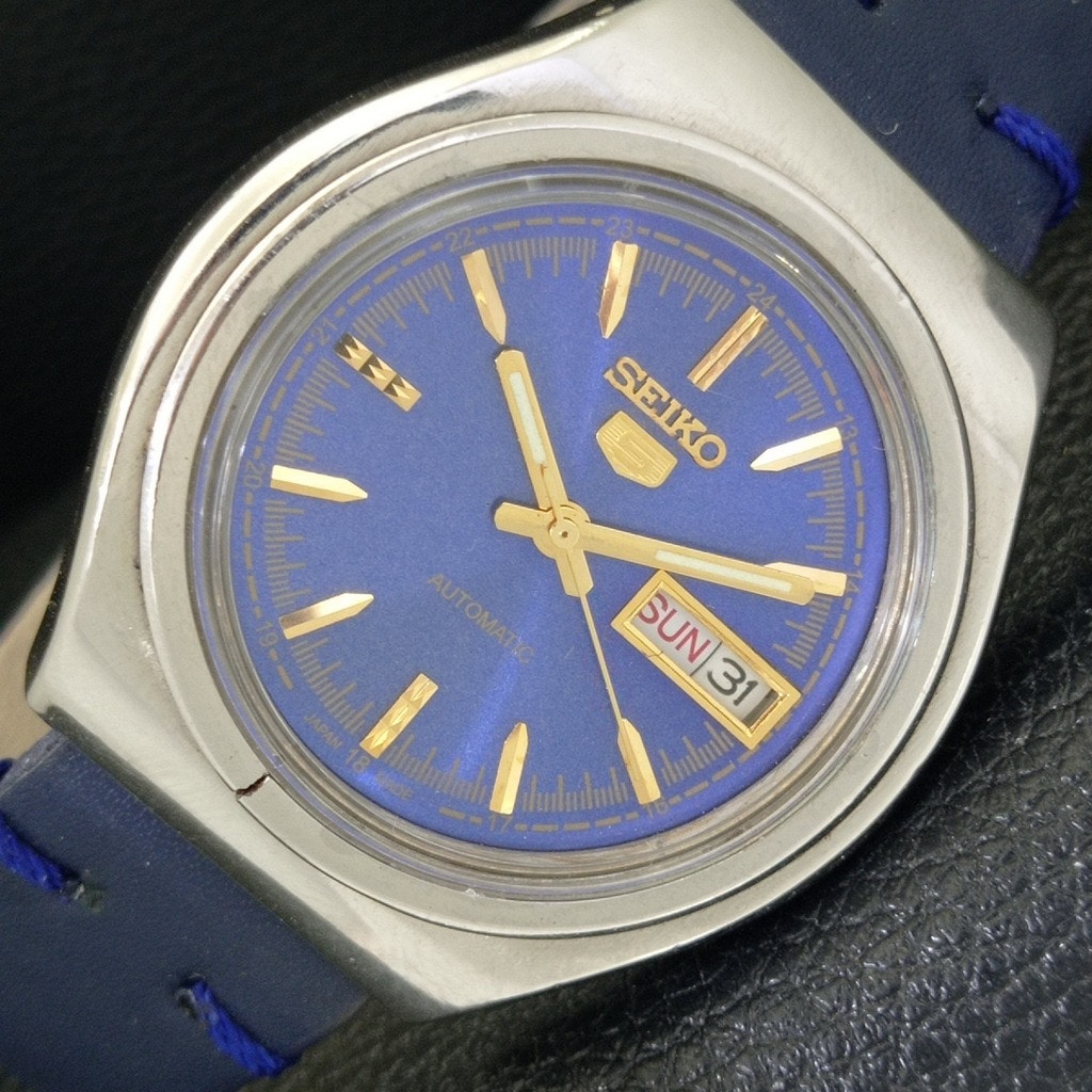 Vintage 1988 Seiko Automatic Mens Silver Watch WDaydate  Blue Accents